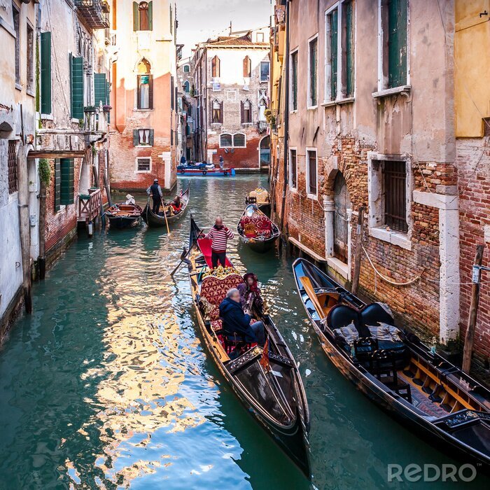 Fotobehang Toeristen op gondels in Venetië