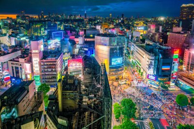 Tokio 's nachts op het kruispunt