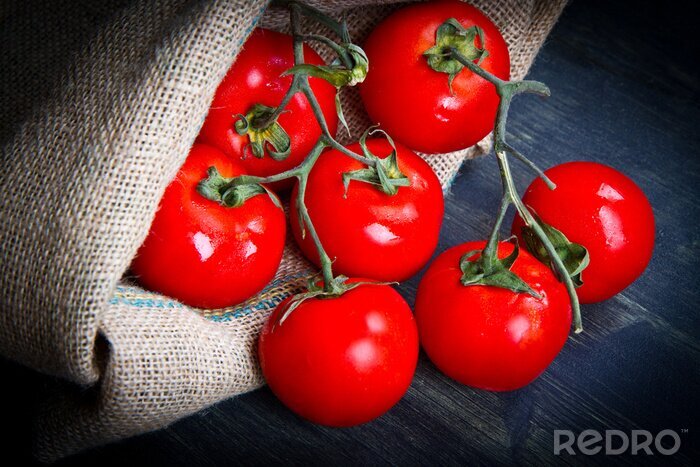 Fotobehang Tomaten in een jute zak