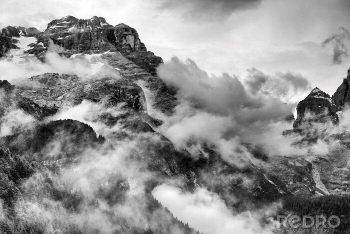 Fotobehang Tot aan de grenzen van rotsachtige toppen in de wolken