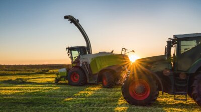 Fotobehang Tractor die landbouwkundige machines in zonnige dag werken