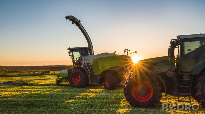 Fotobehang Tractor die landbouwkundige machines in zonnige dag werken