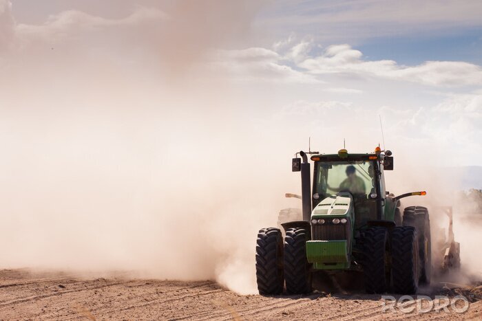Fotobehang Tractor in een stoffige droge boerderij