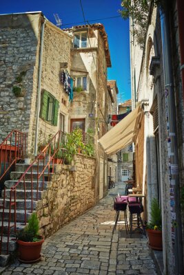 Fotobehang Traditionele oude straat van Kroatië met cafe