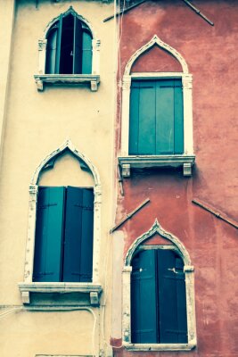 Traditionele venster van typische oude Venetië gebouw