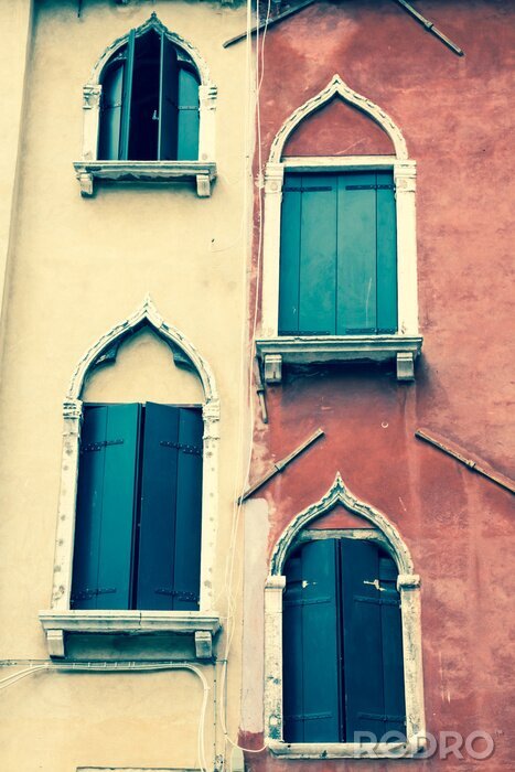 Fotobehang Traditionele venster van typische oude Venetië gebouw