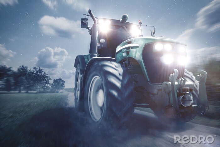 Fotobehang Traktor fährt auf einem Feldweg bei Nacht