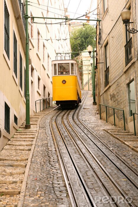 Fotobehang Tram Het beklimmen van een heuvel