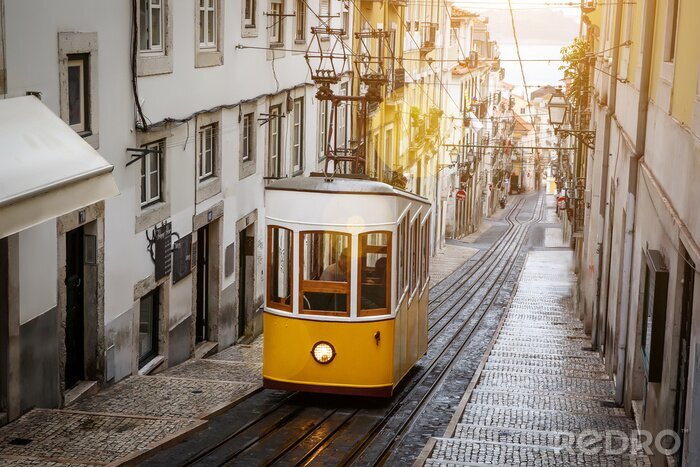 Fotobehang Tram in Lissabon op een zomerse dag