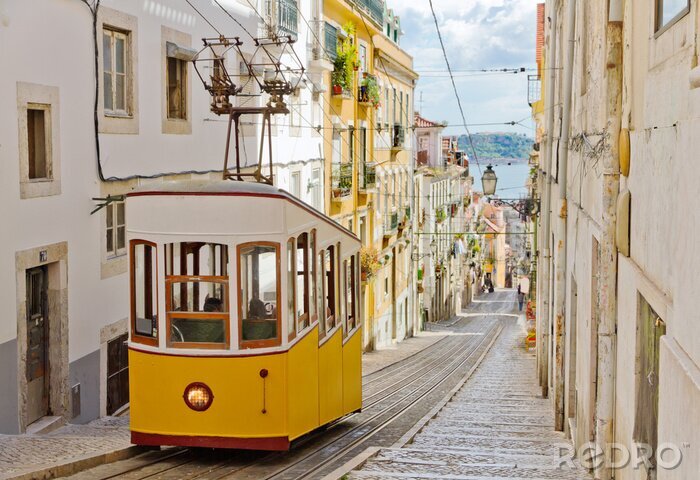 Fotobehang Tram van Lissabon en charmante straatjes