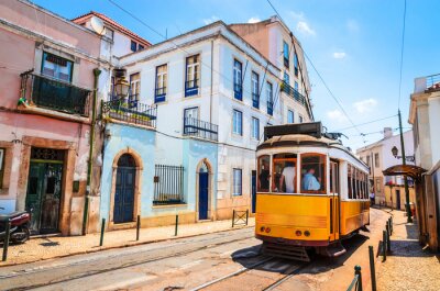 Fotobehang Tram van Lissabon en oude huizen