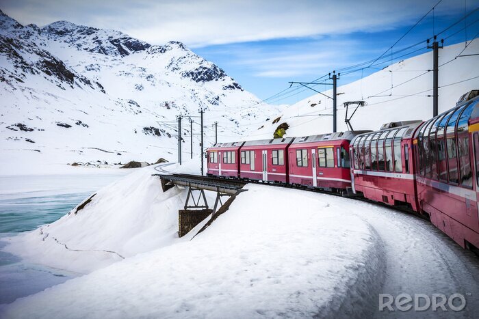 Fotobehang Trein in een besneeuwd landschap