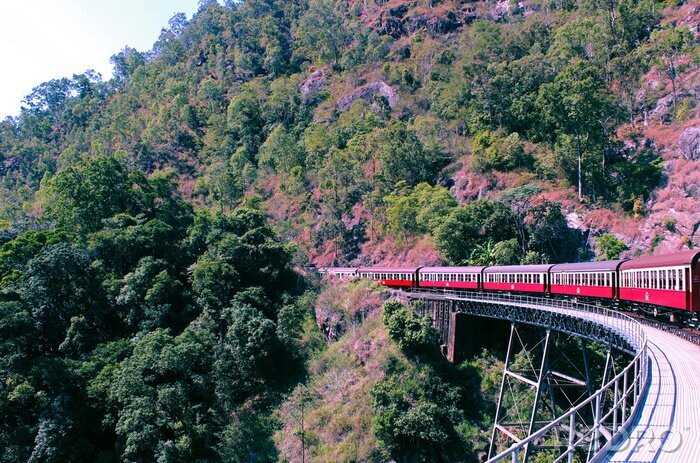 Fotobehang Trein op een viaduct in de bergen