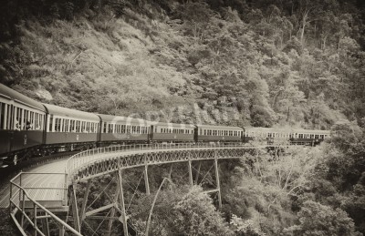 Fotobehang Trein op een viaduct in zwart-wit