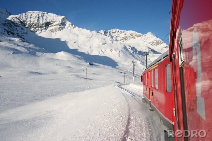 Fotobehang treno rosso del Bernina Alpi svizzere in inverno