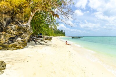 Fotobehang Tropisch strand en zee op een eiland