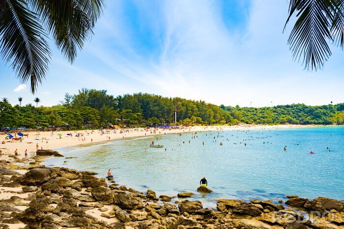 Fotobehang Tropisch strand met toeristen