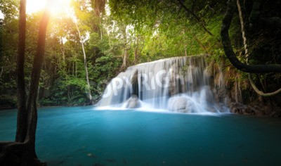 Fotobehang Tropische natuur bij een waterval