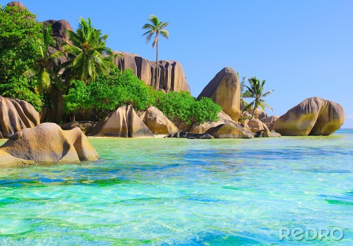 Fotobehang Tropische zee, rotsen en palmbomen