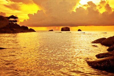 Tropische zonsondergang in de zee. Thailand