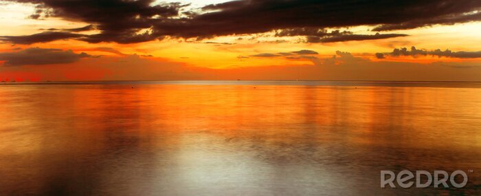 Fotobehang Tropische zonsondergang in de zee. Thailand