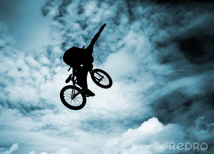 Fotobehang Truc van een fietser tegen een hemelachtergrond