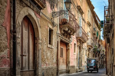Fotobehang Tuk-tuk rijden door een smalle straat op Ortigia