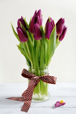 Tulpen in een vaas met een lint