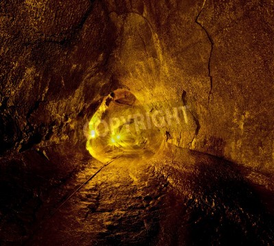 Fotobehang Tunnel in een verlichte grot