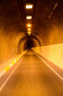 Tunnel in oranje licht