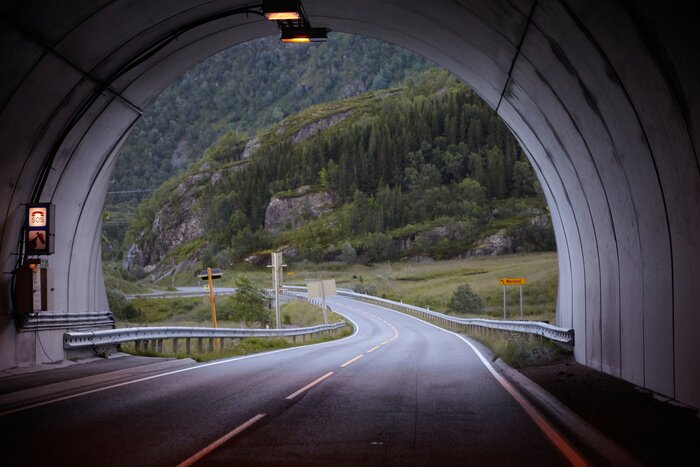 Fotobehang Tunnel met Noors landschap