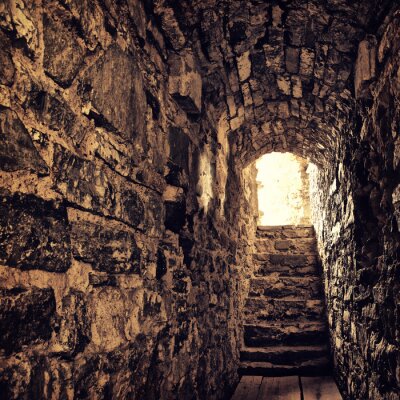 Fotobehang Tunnel met trappen in een kasteel