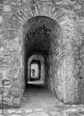Fotobehang Tunnel van stenen poorten