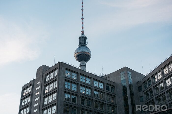 Fotobehang TV-toren achter Berlijnse gebouwen