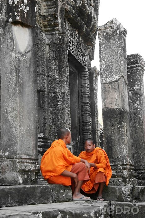 Fotobehang twee jonge monniken op tempel achtergrond