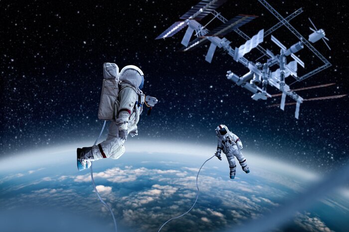 Fotobehang Twee kosmonauten naast een satelliet