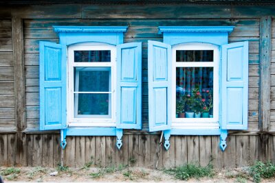 Twee oude venster van een oud houten huis in Rusland