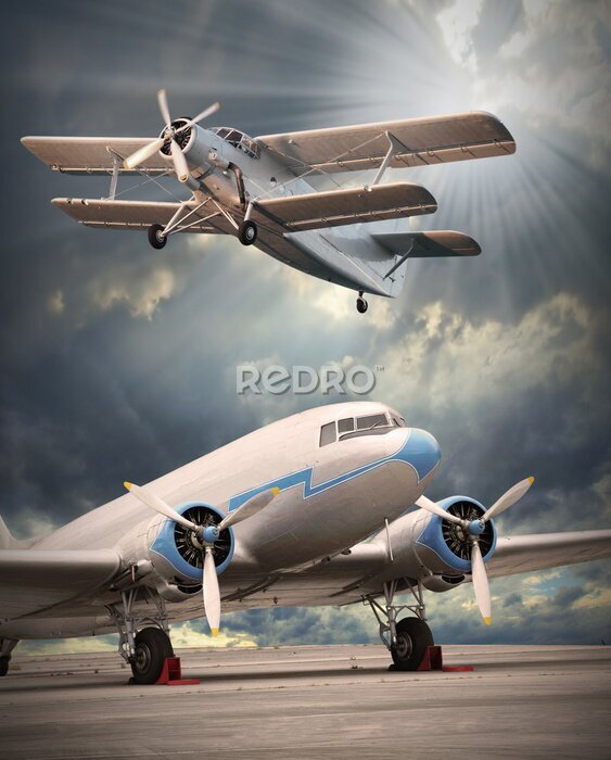 Fotobehang Twee vintage vliegtuigen op de landingsbaan