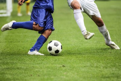 Fotobehang Twee voetballers in actie op het veld