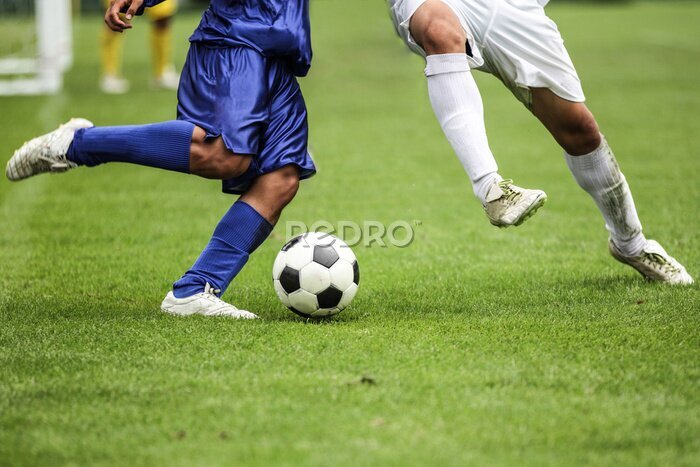 Fotobehang Twee voetballers in actie op het veld