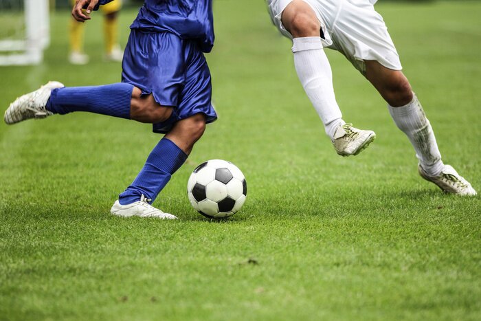 Fotobehang Twee voetballers in actie op het veld