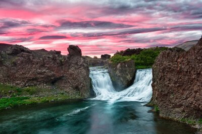 Fotobehang Twee watervallen en roze lucht