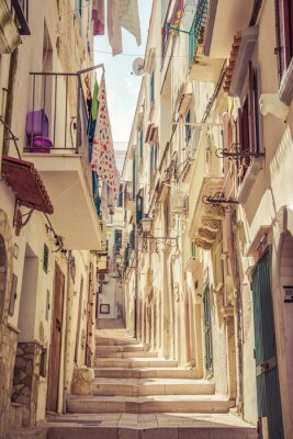 Typische Italiaanse middeleeuwse street.Apulia, Vieste, Zuid-Italië