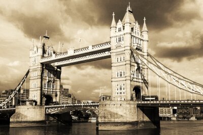 Uitstekende weergave van Tower Bridge, London. Sepia afgezwakt.