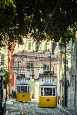 Fotobehang Uitzicht op de beroemde lift van vintage elektrische tram van Gloria, gevestigd in Lissabon, Portugal.