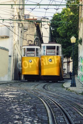 Fotobehang Uitzicht op de beroemde lift van vintage elektrische tram van Gloria, gevestigd in Lissabon, Portugal.