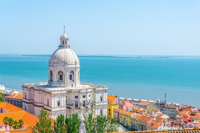 Fotobehang Uitzicht op de gebouwen van Lissabon en de zee