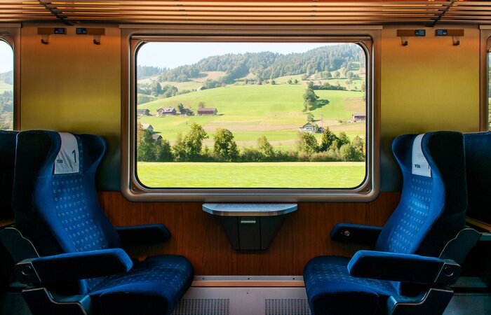 Fotobehang Uitzicht op de Zwitserse bergen vanuit de trein