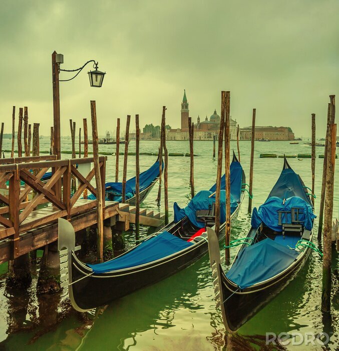 Fotobehang Uitzicht op een bewolkt Venetië