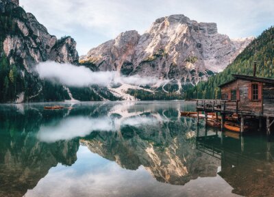 Fotobehang Uitzicht op het meer van Braies in Italië